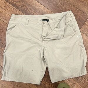 Under Armour Khaki golf shorts size 40